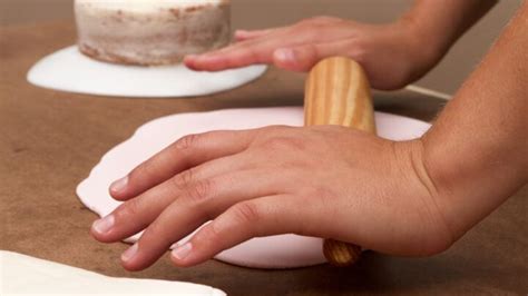 how much fondant icing to cover a cake