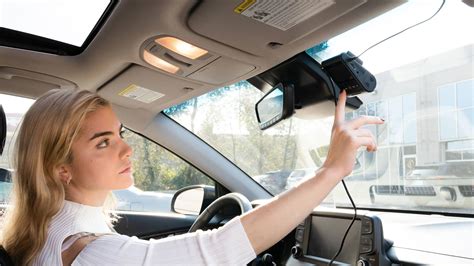 Which One Should I Get: Mirror Cam or Dash Cam? — BlackboxMyCar Canada