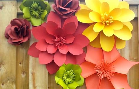 Картинки по запросу украшение бумажными цветами | Flor de paper, Pared ...