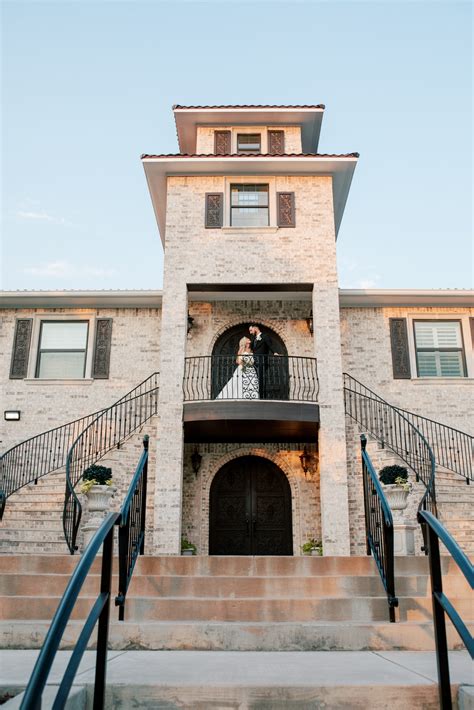 10 Things Your Dallas Fort Worth Wedding Venue Dressing Suite Must Have