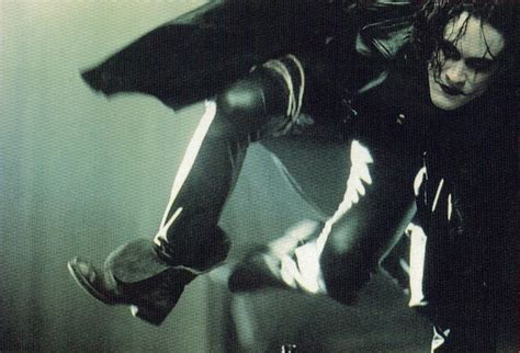 Фото: Ворон / Кадр из фильма «Ворон» (1994) #3338212
