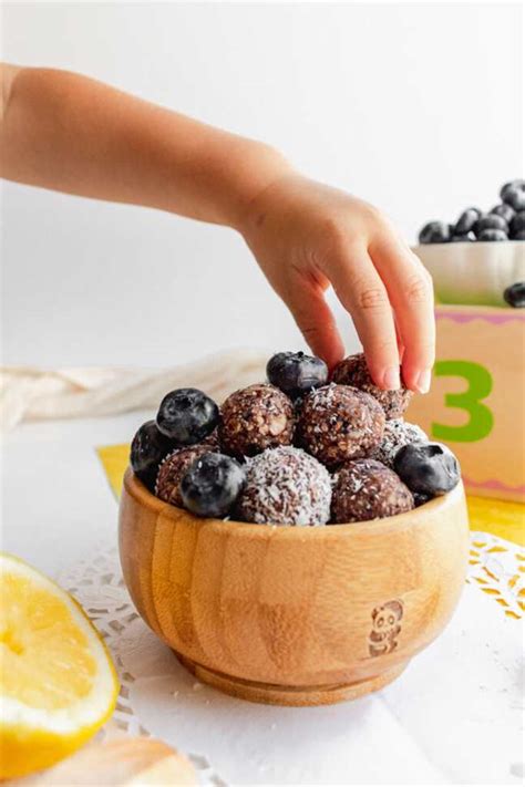 energy balls  lemoni kai myrtila  hands blw