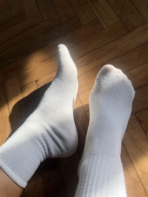 italian feet in socks : r/sockfetish