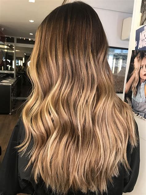 Morena Iluminada Dourado - Morena iluminada em tons de mel dourado e avelã | Luzes cabelo, Cabelo ...