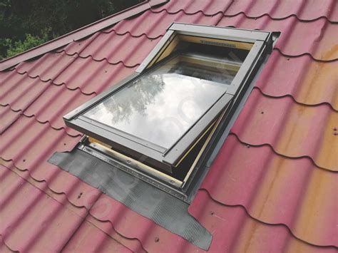 Фото монтажа мансардных окон Velux и Fakro