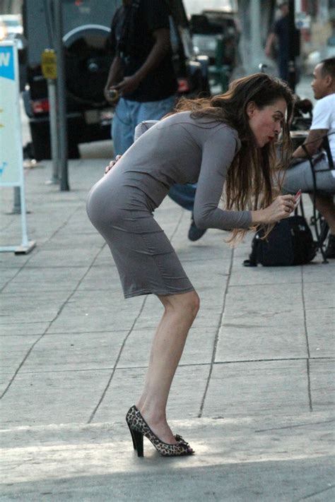 Hot women in tight grey dresses twerking - equikoti