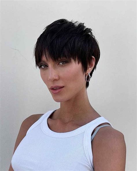 Flattering Asymmetrical Pixie Cuts for a Modern Look 28