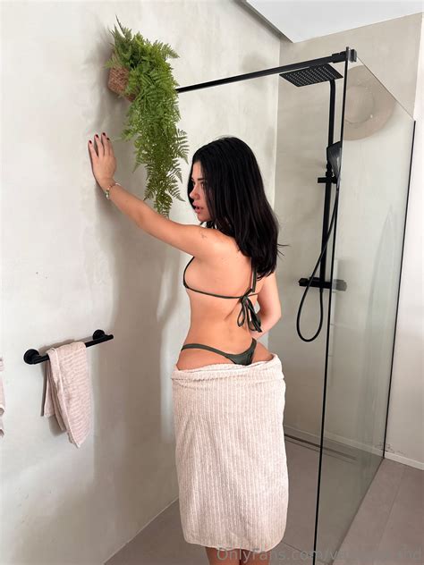 Sticker de LASTETAS sur femme fille teen meuf ass feet pied vanessarhd