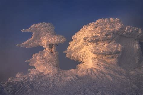 Фотографія Зненацька з хмари випірнули хрест і капличка при дорозі і ...