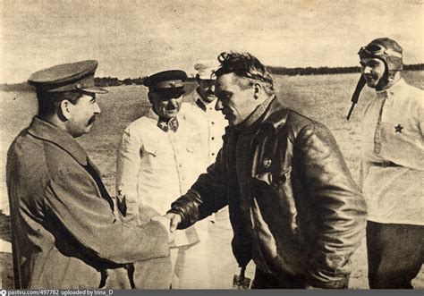 Сталин, Ворошилов, Каганович, Чкалов и Беляков. Встреча после перелёта ...