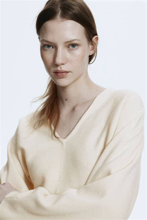 Knitted V-neck top - Light beige - Ladies | H&M SG