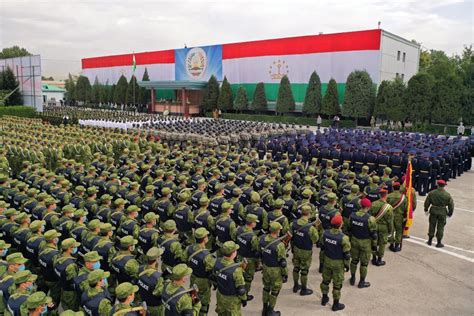 Маршем перед президентом. Нацгвардия Таджикистана отмечает юбилей ...