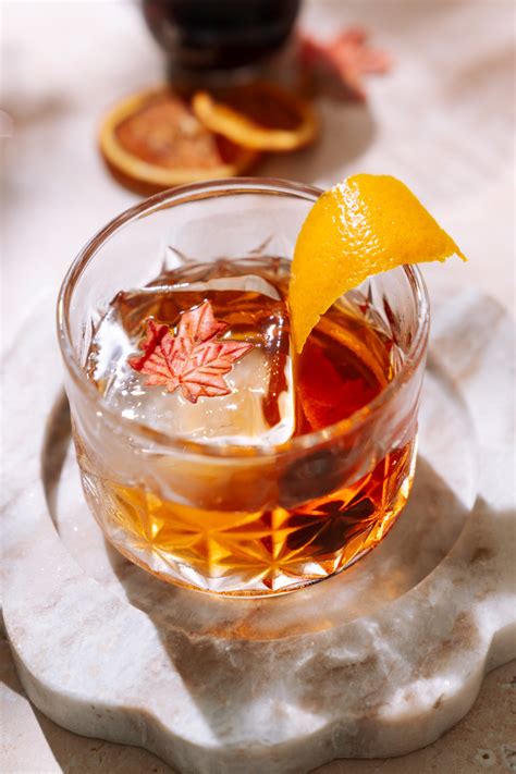 maple  fashioned cocktail easy bourbon recipe  social sipper
