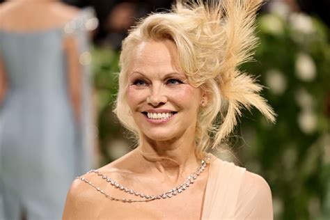 Pamela Anderson Agora Em 2024 Pamela Anderson Conta Sua Própria