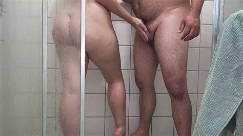 dando una paja  la mejor amiga en la ducha xhamster