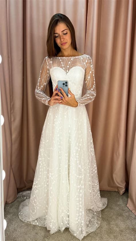 Закрытое свадебное платье с рукавами Элизабет в аренду в Москве | YesDress