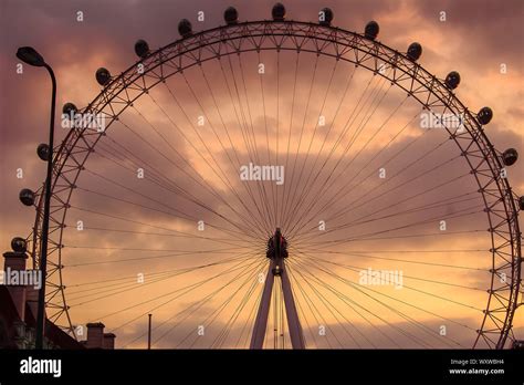 London, England - July 2011: The London Eye at sunset Stock Photo - Alamy