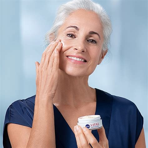 Интензивен овлажняващ дневен крем за лице за зряла кожа - Nivea Vital ...