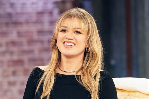 Kelly Clarkson Got Bangs and They Look Amazing: See Pic