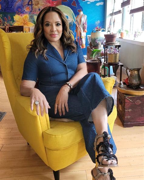 Luna Lauren Velez's feet