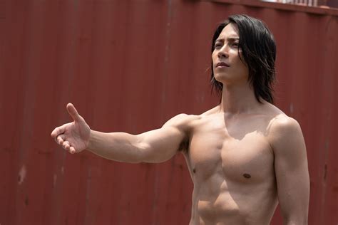 はだかの“カリスマ”山下智久の大胸筋と上腕二頭筋、恒松祐里が放つ鋭い眼光 Netflixシリーズ『今際の国のアリス』新場面写真6点を解禁 ...