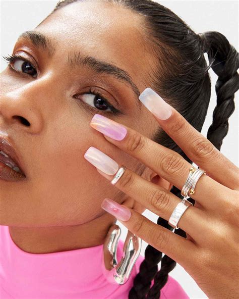 Tous lanza una línea de joyas para uñas con un reto en TikTok