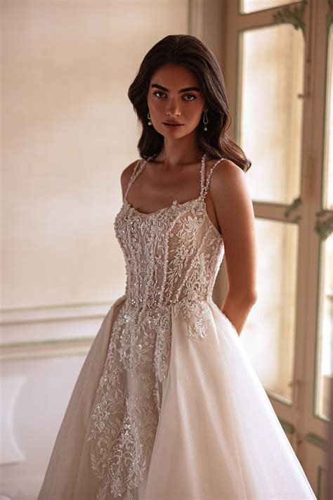 Royal Elegance: RE246 Maggie