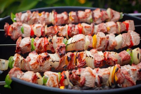 schaschlik spiesse vom grill mit spezial sauce futterattackede
