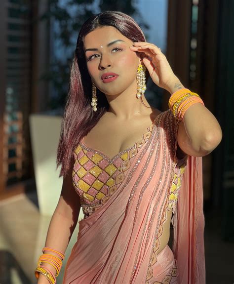 Avneet Kaur in Saree Photos - shoutoutly