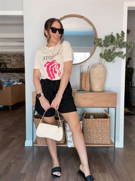 18 Chic Black Shorts Outfits to Copy This Summer