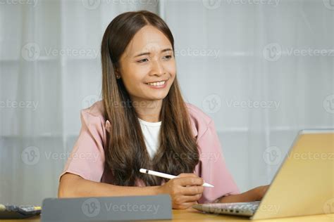 Business woman working happily from more profits On target 31609542