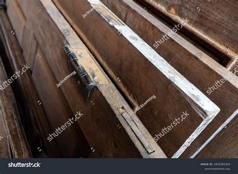 how to fix broken wood door