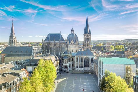 Aachen Weather Now - Nina Mickens Hochzeitstorte