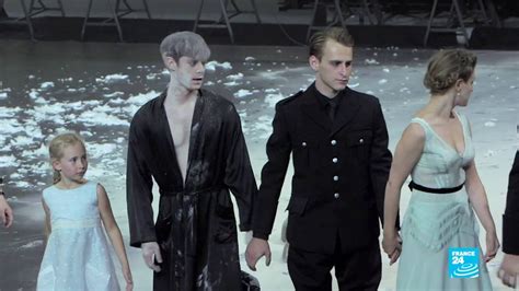 Théâtre : Pour son retour, la comédie française se met à nu à Avignon ...