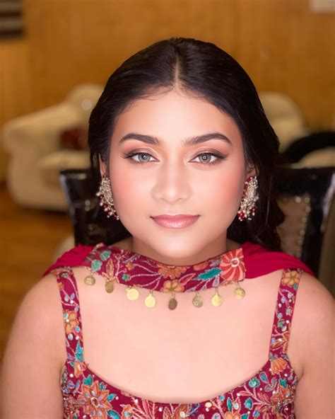 Charu Sharma Celebrity Makeup Artist (@charusharmamakeupacademy