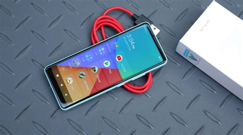 Быстрый обзор Xiaomi Qin 2: вытянутый смартфон без фронталки