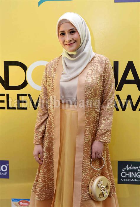Ryana Dea Tampil Memukau Dengan Blazer Blink Berwarna Emas