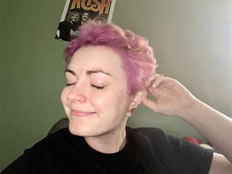 Still pinkie | Scrolller