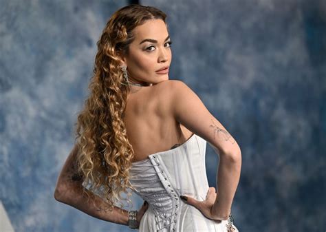 Ohne BH: Rita Ora begeistert mit sexy Transparent-Look in Paris