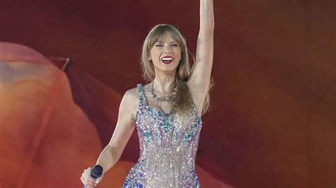 taylor swift welcomes fans  tokyo concert