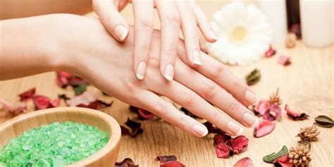 Как убрать кутикулу в домашних условиях | Ногти, Уход за руками ...