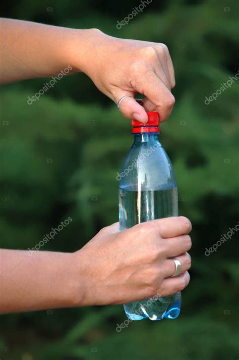 Открытие крышки минеральной воды в бутылках #320979886 - Ларасток