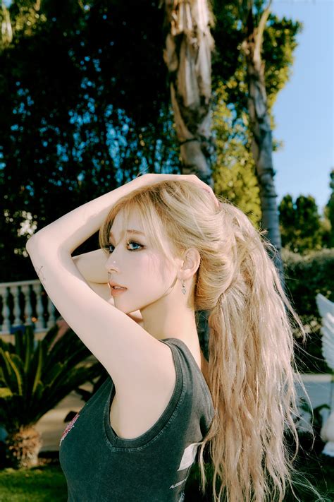 에스파 신곡 뮤비들 속 카리나 컨셉 소화력.gif - 연예이슈 수다방 - 네모판