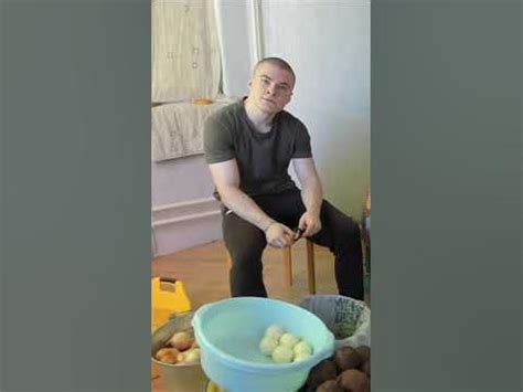 Дерзко чистит картошку - YouTube