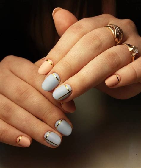Изысканный маникюр с золотыми полосками | Nails, Beauty