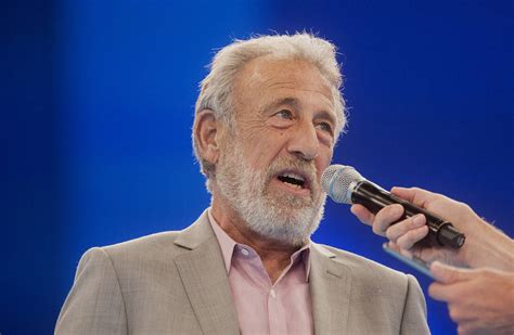 Men’s Wearhouse Founder George Zimmer Returns With Tailor Service - WSJ