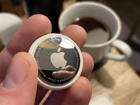 Apple AirTag легко царапаются