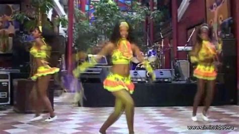 Девушки танцуют бразильские танцы Girls dancing Brazilian dances ...