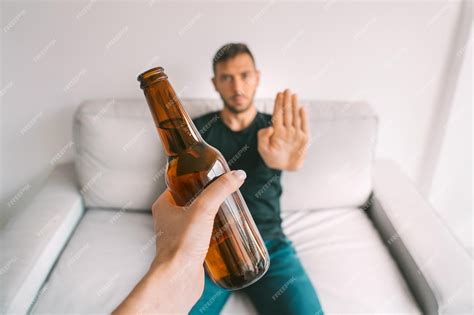 Никакого алкоголя молодой человек отказывается пить пиво, делая стоп ...