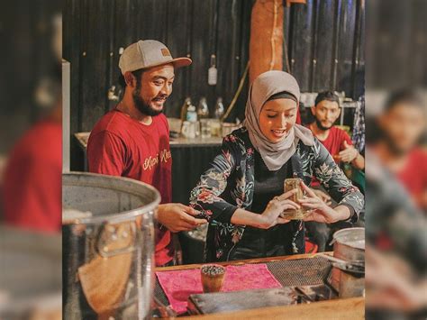 Berhijab, Awkarin Nikmati Kopi dan Wisata Khas Aceh | Tagar